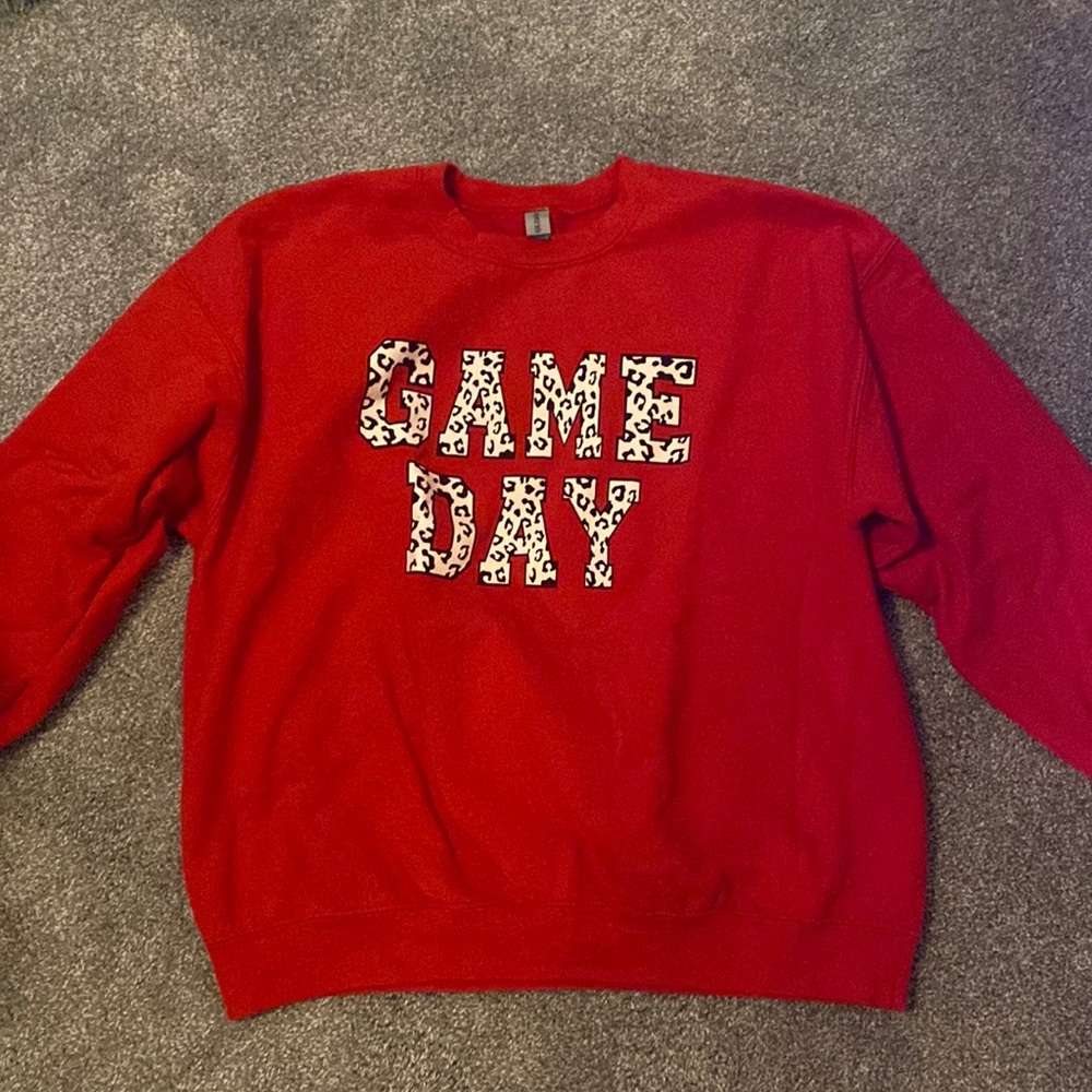 Size XL fits slightly oversized, GAME DAY crewneck, hardly worn, still perfect